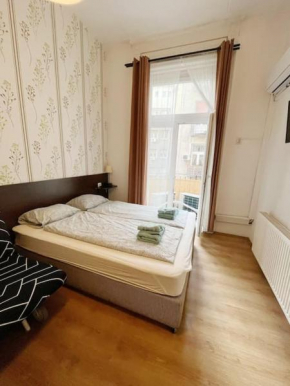 1#Parliament Sunflower Apartments Room
